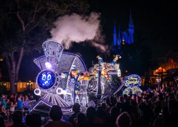 Greatest Starlight Evening Parade Viewing Spots & Tricks to Beat Magic Kingdom’s Large Crowds!