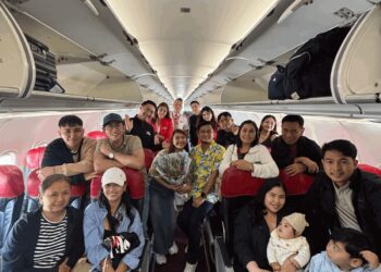 A person proposes to his girlfriend throughout their AirAsia flight to Bohol.