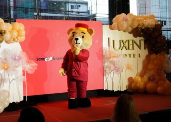 Lex Bear Makes a Heartfelt Debut at Luxent Resort: A Image of Heat, Consolation, and Connection