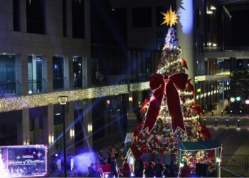Aseana Metropolis Lights Up the Holidays with a Big Christmas Tree in Parqal